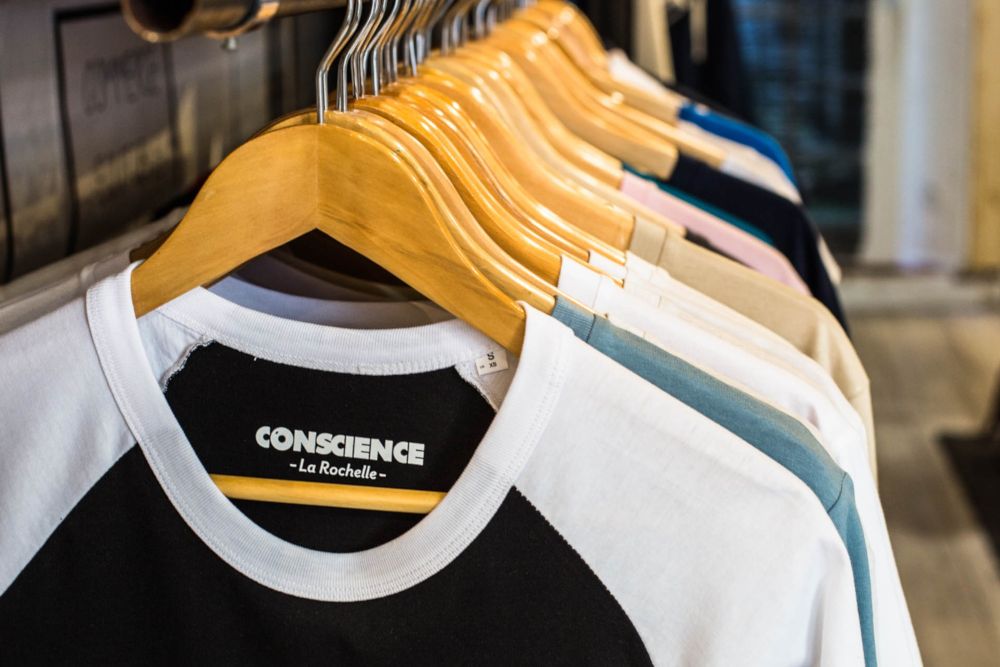 Étalage de t-shirts Conscience