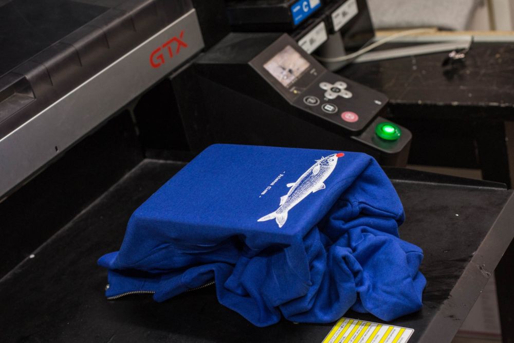 Passage d'un t-shirt à la presse