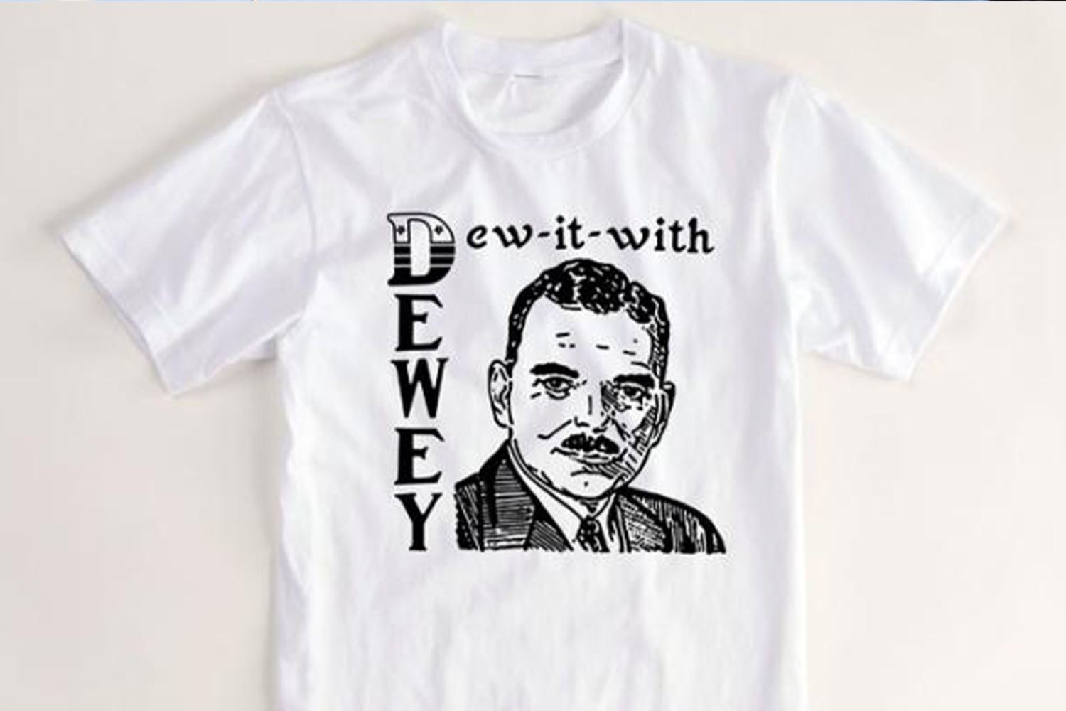 Image d'un tee-shirt avec un visuel de 1948