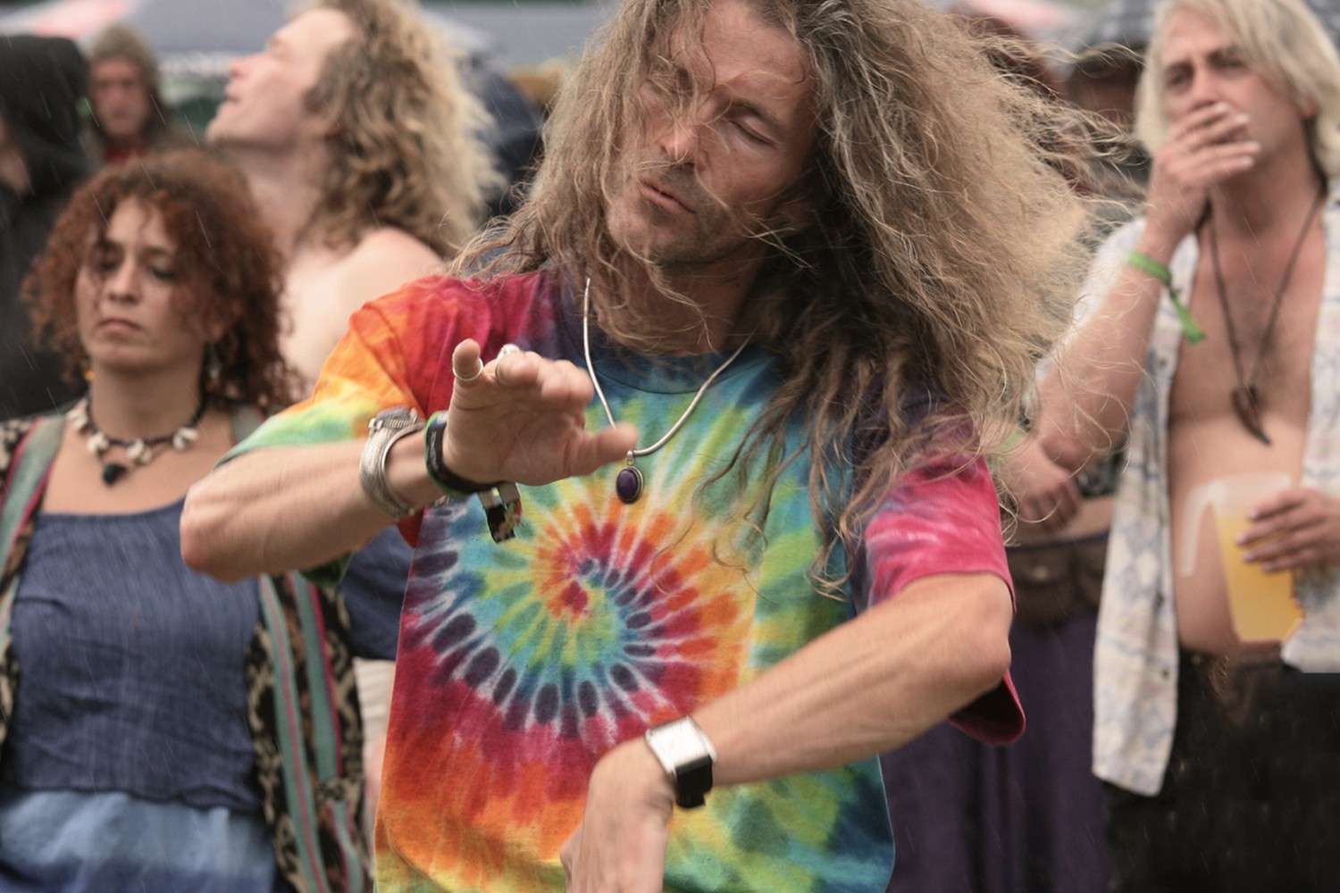 Photo de l'utilisation du tee-shirt par les hippies dans les années 60