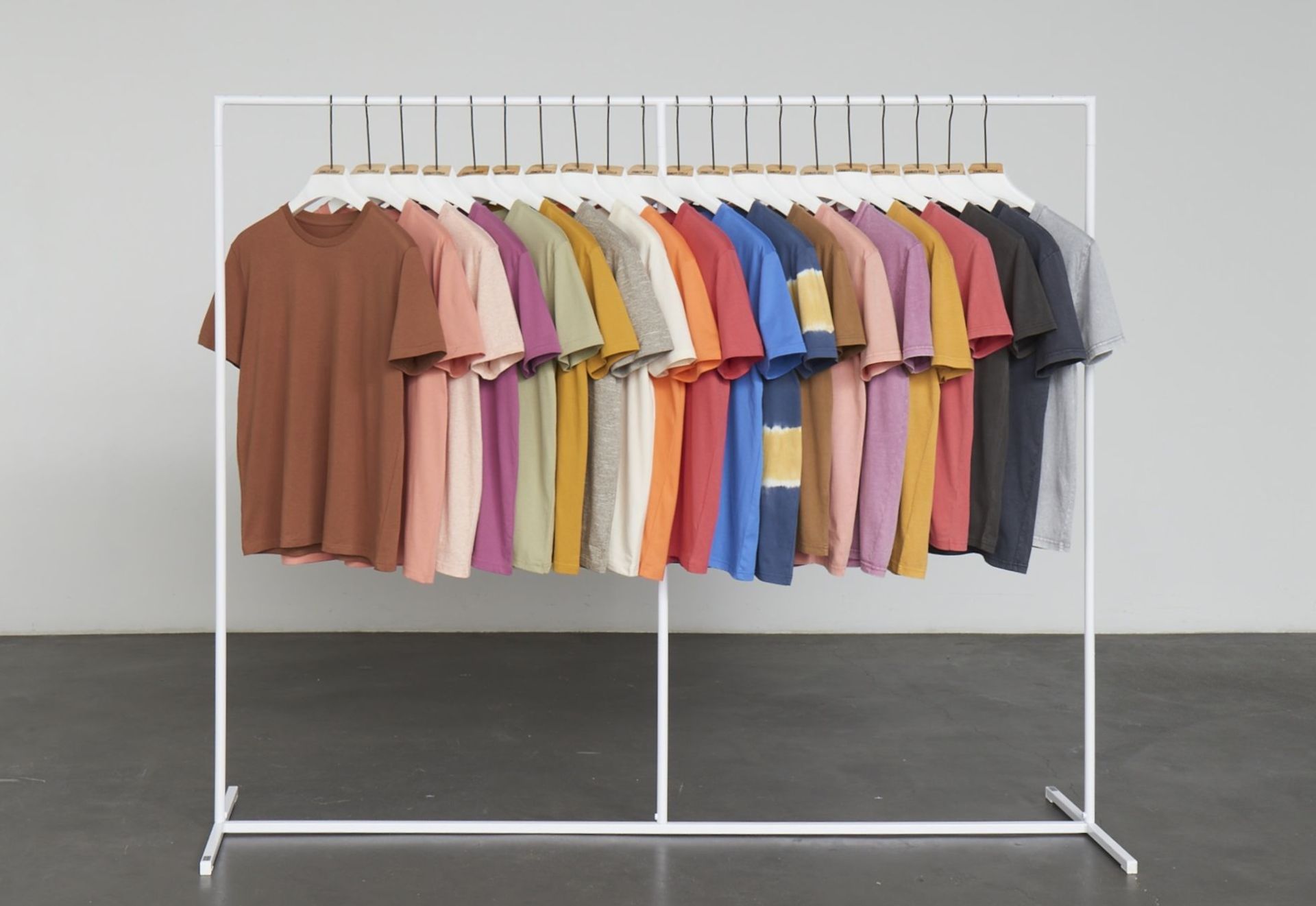Portant de présentation de t-shirts en coton bio