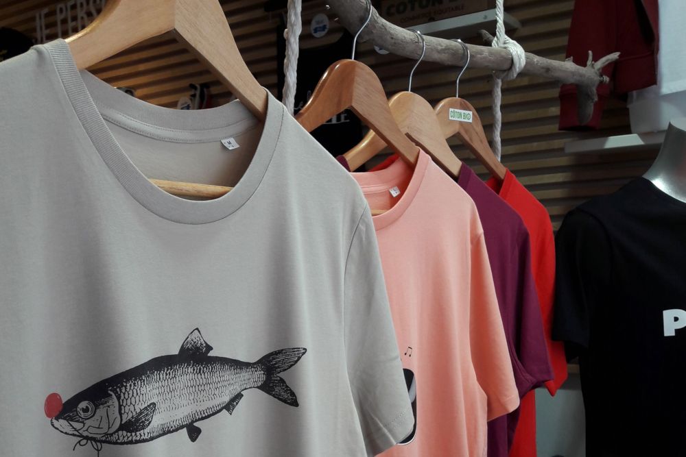 Portant artisanal de t-shirts Conscience